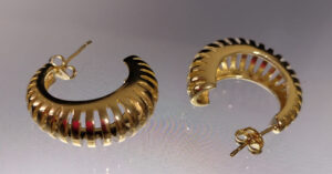 Argola com Tiras Vazadas